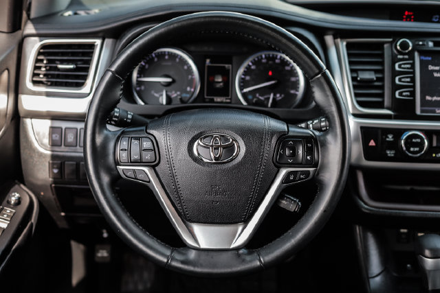 Used 2019 Toyota Highlander XLE AWD/4WD image 28