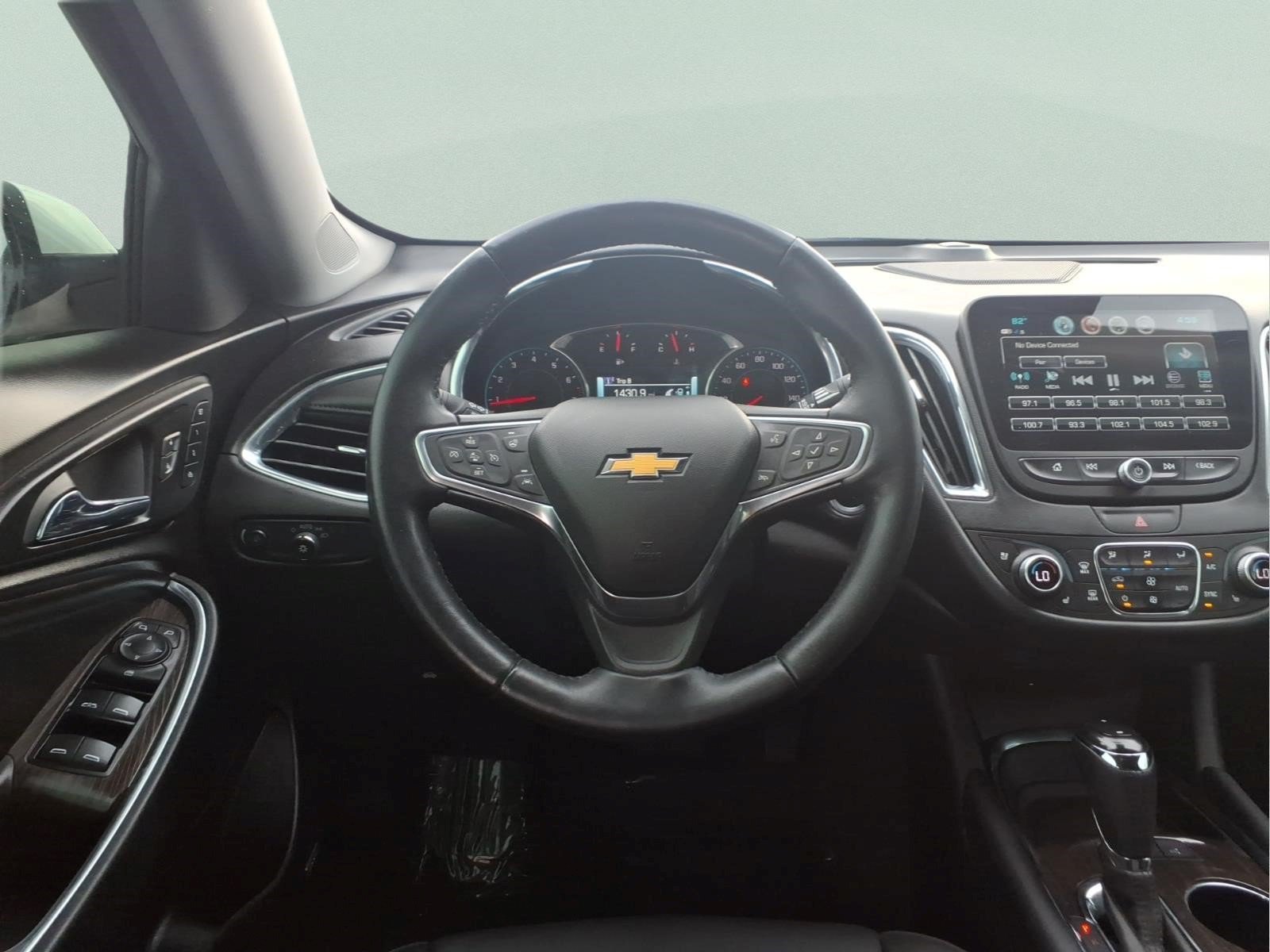 Used 2018 Chevrolet Malibu Premier w/ Premier Sun and Wheel Package FWD image 13