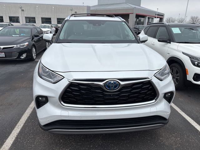 Used 2024 Toyota Highlander Platinum image 2