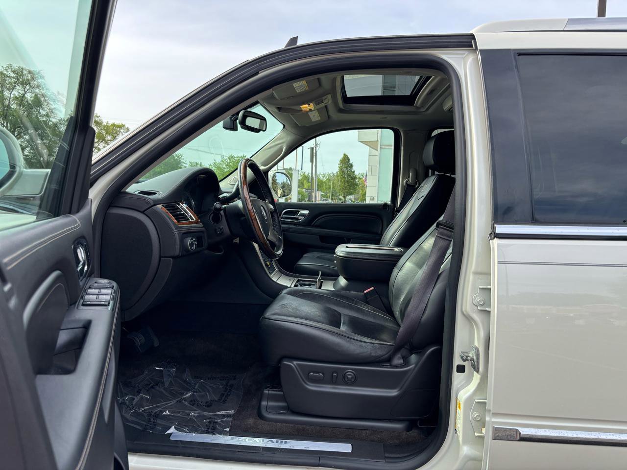 Used 2014 Cadillac Escalade Platinum AWD/4WD image 15