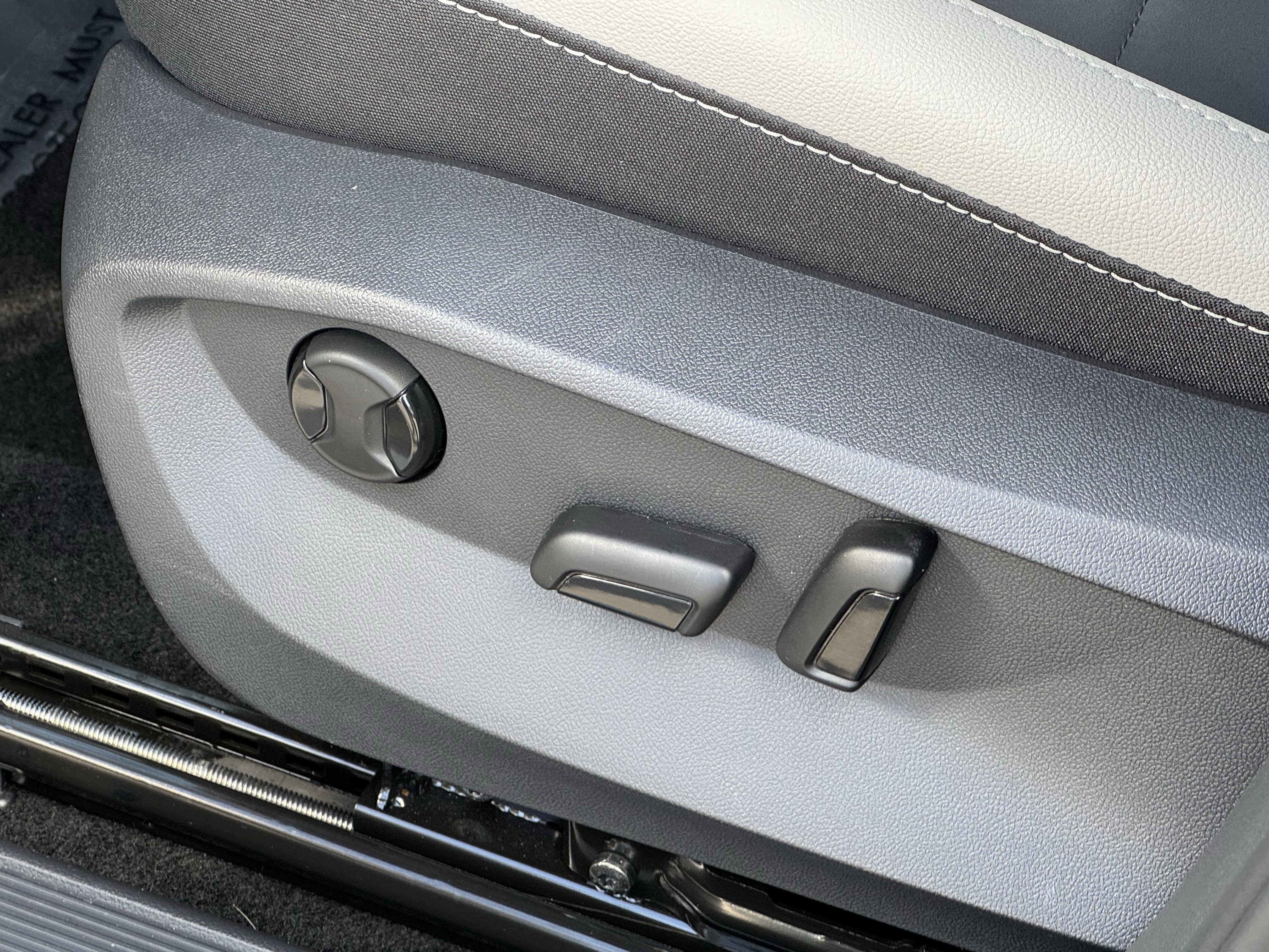 Used 2025 Volkswagen Taos SE image 18