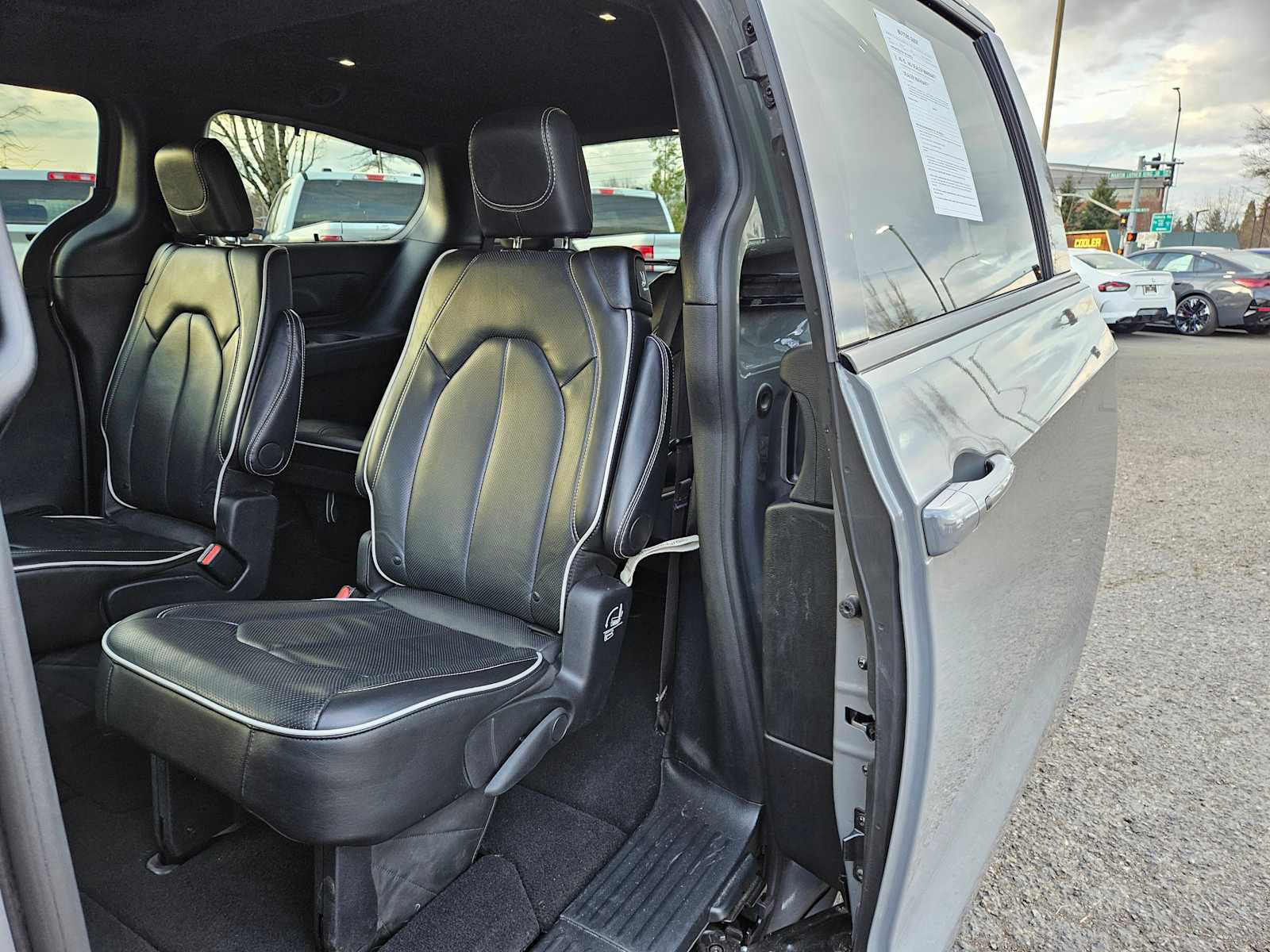 Used 2025 Chrysler Pacifica Limited image 19