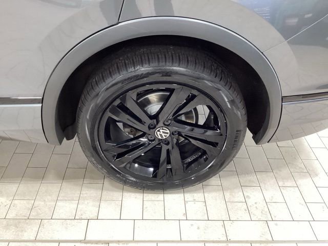 Certified 2023 Volkswagen Tiguan SE R-Line FWD image 31