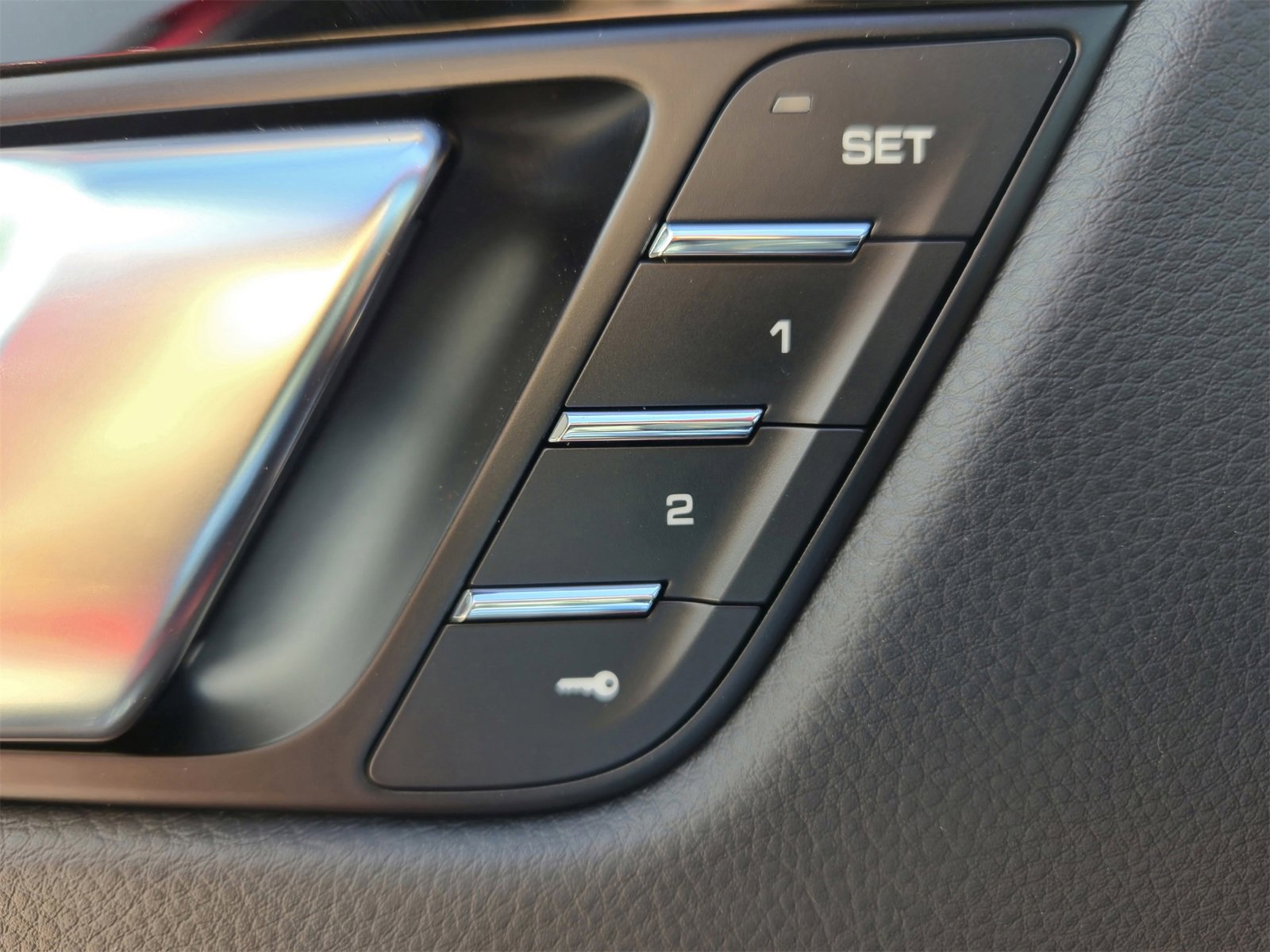 Certified 2025 Porsche Macan image 22