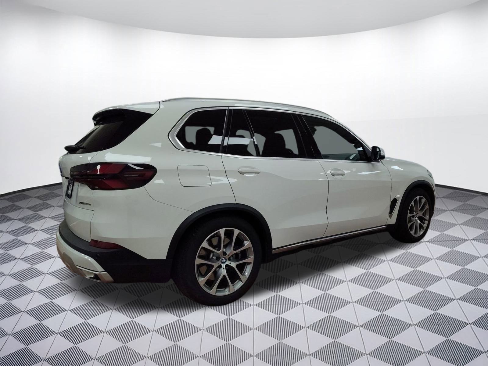 Used 2025 BMW X5 xDrive50e w/ Parking Assistance Package image 8