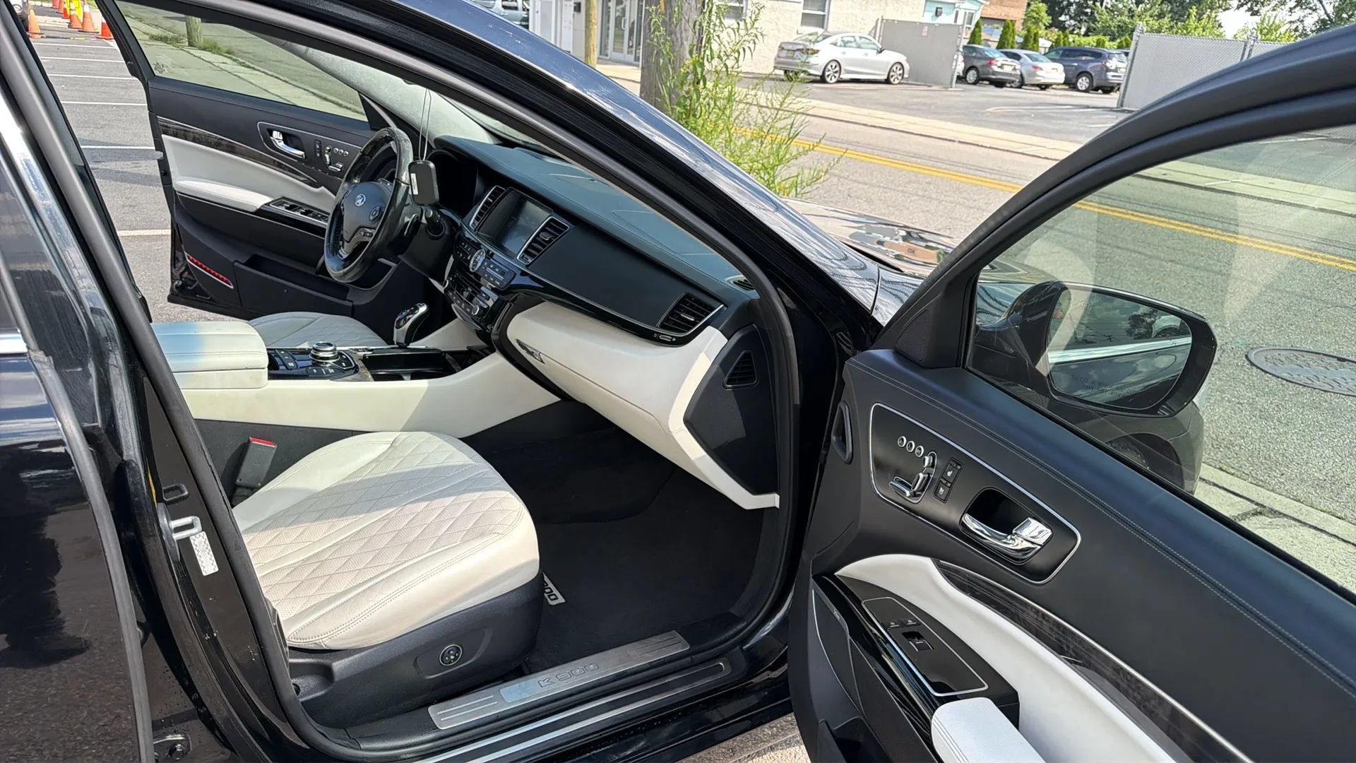 Used 2017 Kia K900 Luxury w/ VIP Plus Package RWD image 25