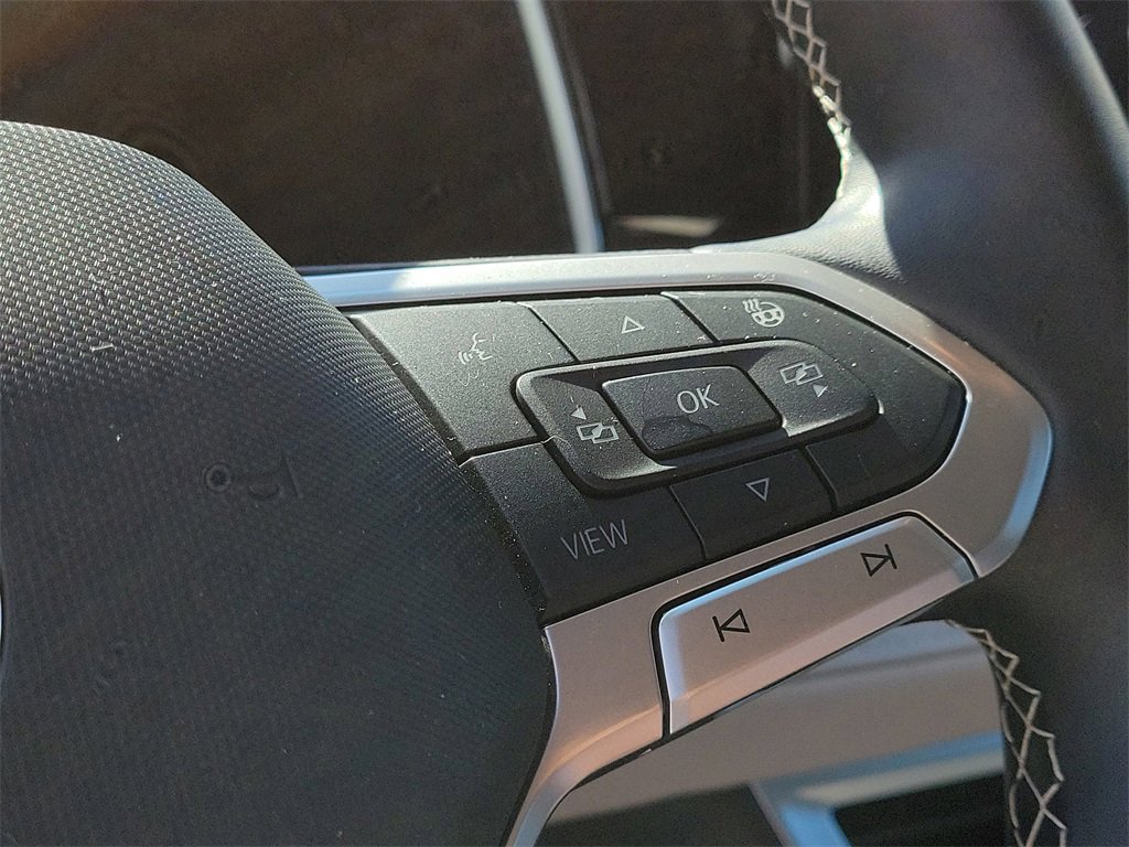 Certified 2025 Volkswagen Taos SE image 29