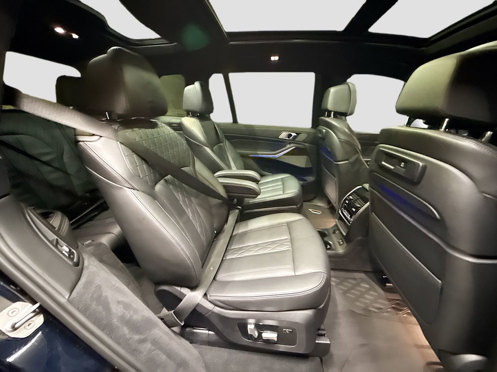 Used 2020 BMW X7 M50i w/ Dynamic Handling Package image 32