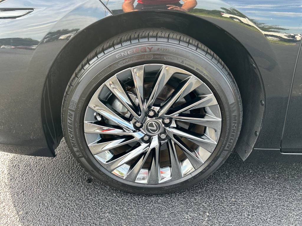 Used 2024 Lexus ES 300h w/ Accessory Package (Z2) FWD image 9