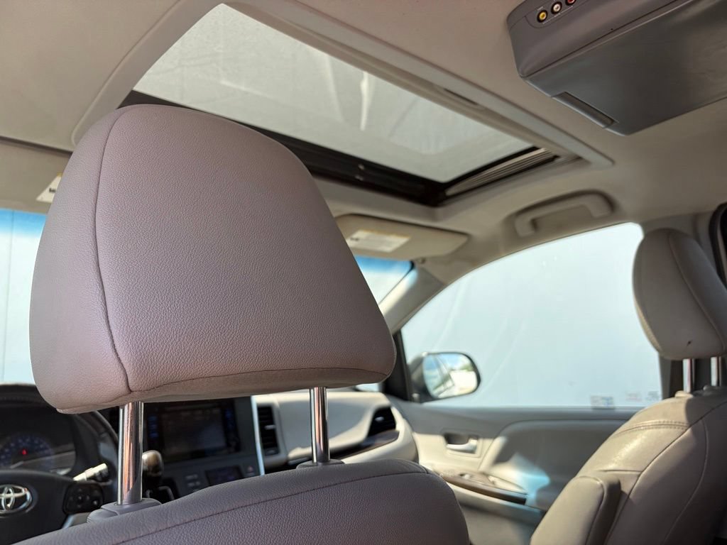 Used 2015 Toyota Sienna XLE w/ XLE Navigation Package FWD image 19