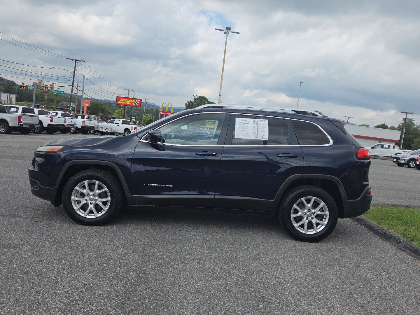 Used 2016 Jeep Cherokee Latitude AWD/4WD image 6