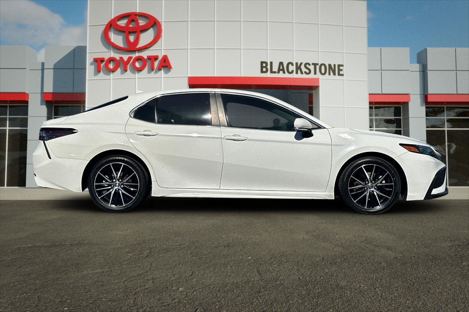 Certified 2022 Toyota Camry SE FWD image 2