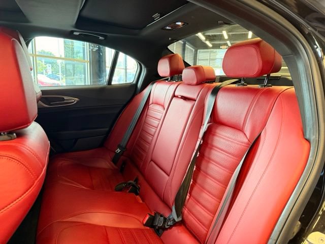 Used 2022 Alfa Romeo Giulia Veloce AWD/4WD image 11