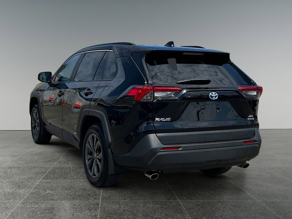 Used 2022 Toyota RAV4 XLE Premium image 5