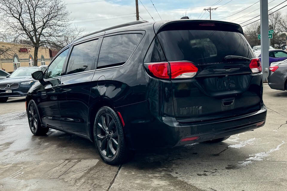 Used 2018 Chrysler Pacifica Touring-L w/ Premium Audio Group image 5