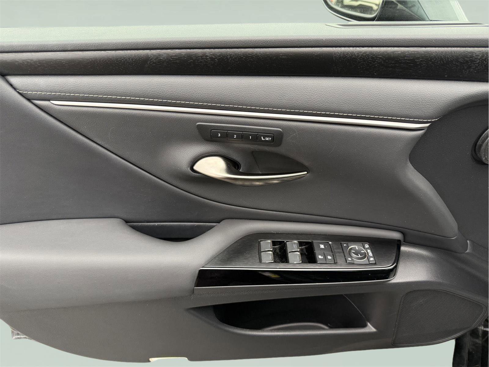 Used 2023 Lexus ES 350 w/ Premium Package image 9