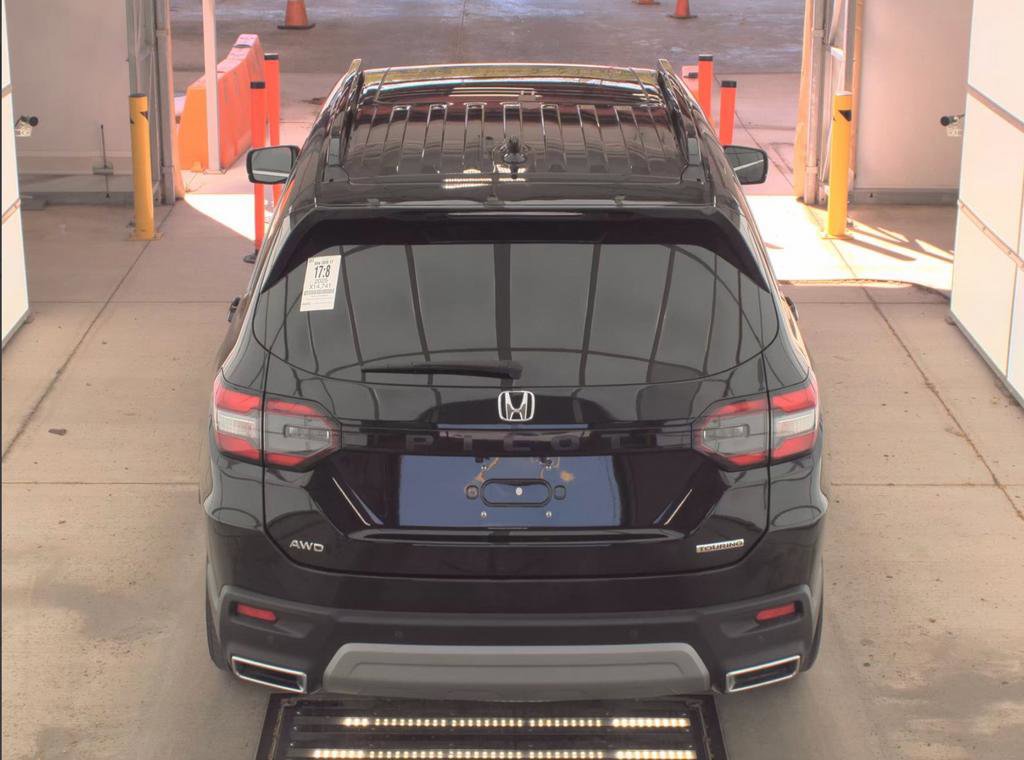Used 2025 Honda Pilot Touring image 8