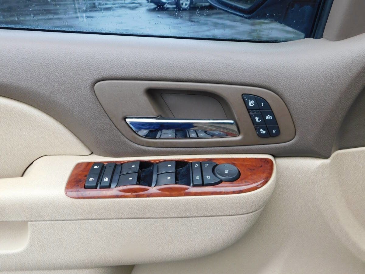 Used 2010 Chevrolet Avalanche LTZ AWD/4WD image 21