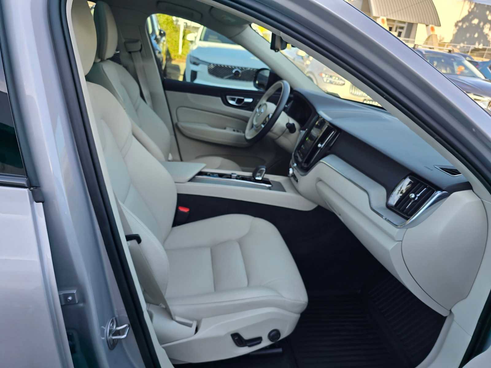 Certified 2024 Volvo XC60 T8 Plus w/ Protection Package Premier image 11