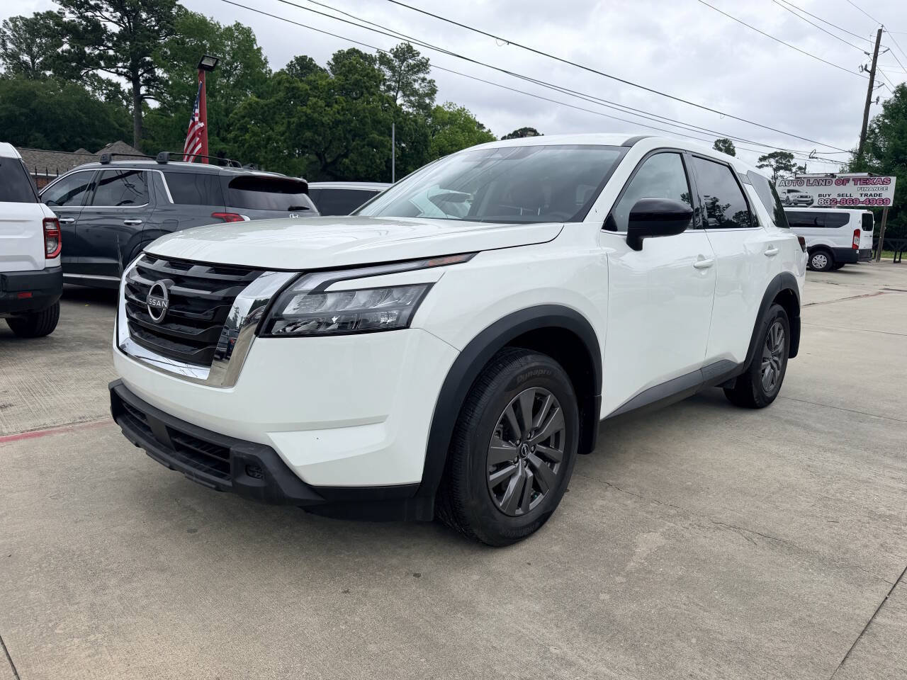 Used 2025 Nissan Pathfinder S FWD image 2