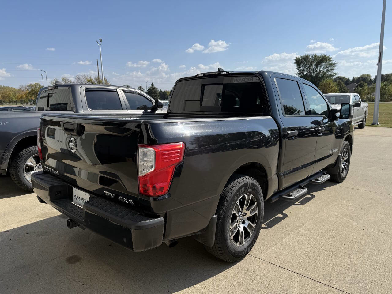 Used 2022 Nissan Titan SV w/ SV Convenience Package image 4