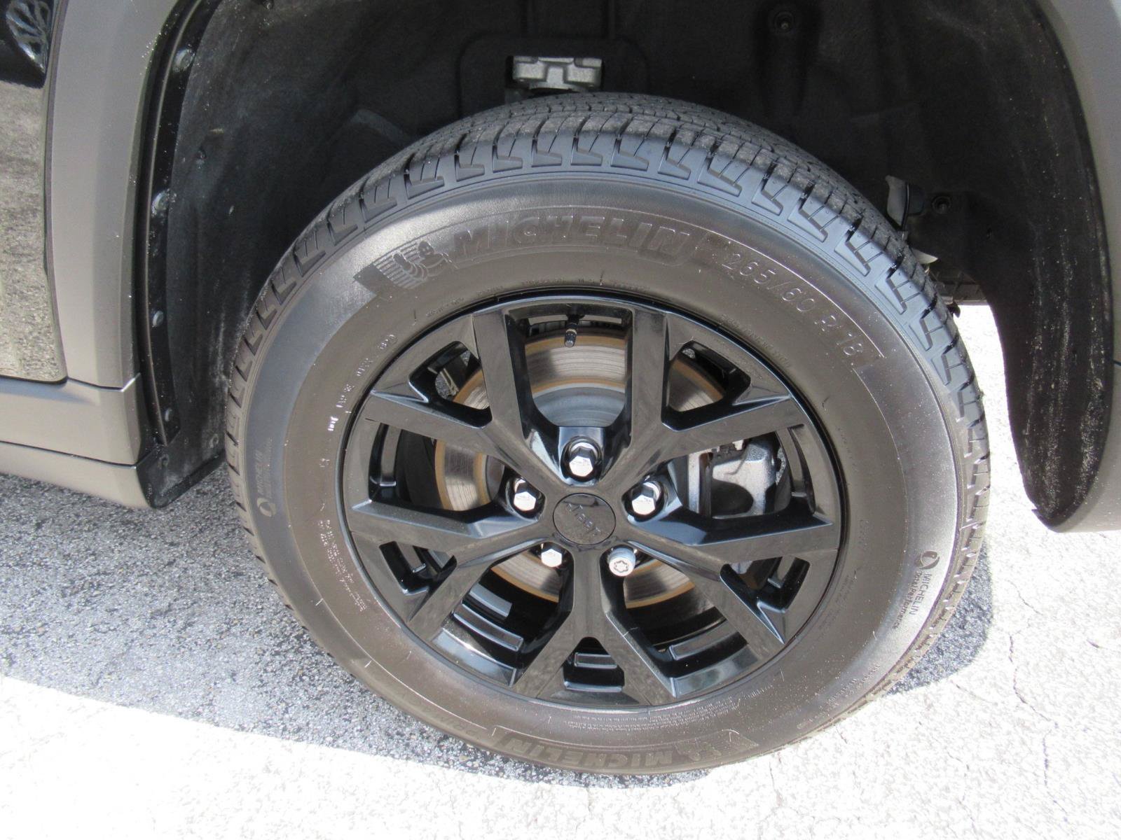 Used 2025 Jeep Grand Cherokee L Laredo RWD image 9