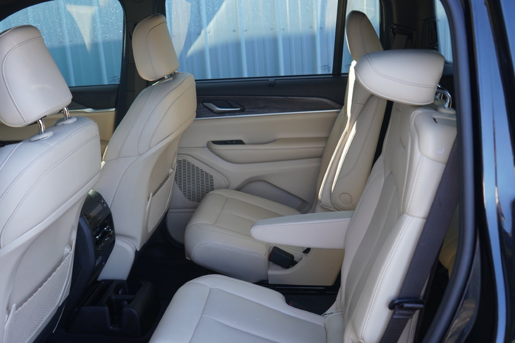 Used 2024 Jeep Grand Cherokee Limited w/ Black Appearance Package AWD/4WD image 29