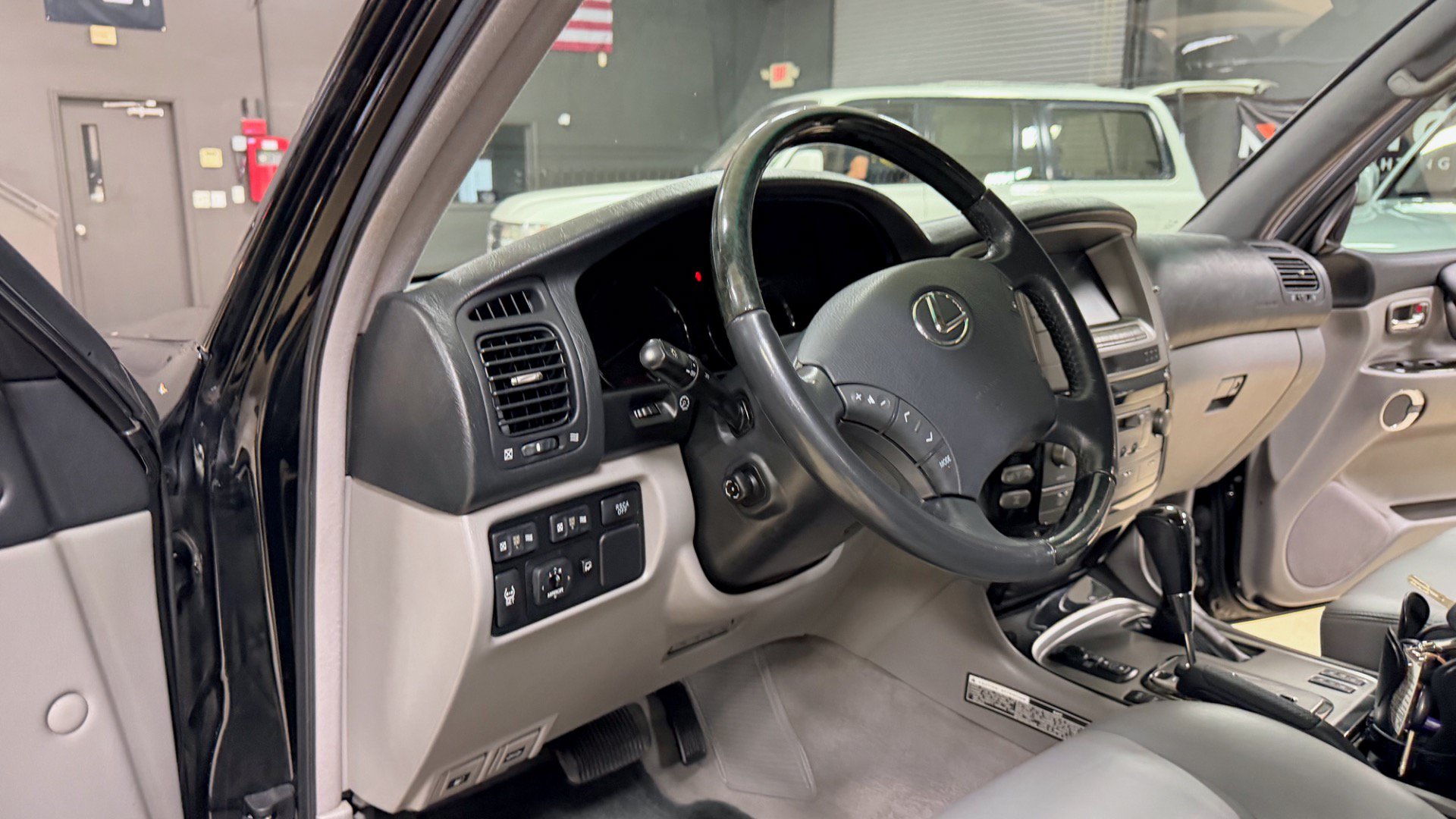 Used 2007 Lexus LX 470 4WD w/ Limited Edition image 28