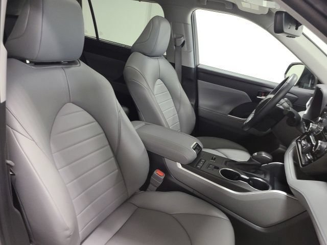 Used 2022 Toyota Highlander XLE FWD image 13