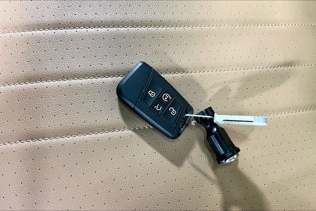 Used 2024 Volkswagen Tiguan SE R-Line AWD/4WD image 32
