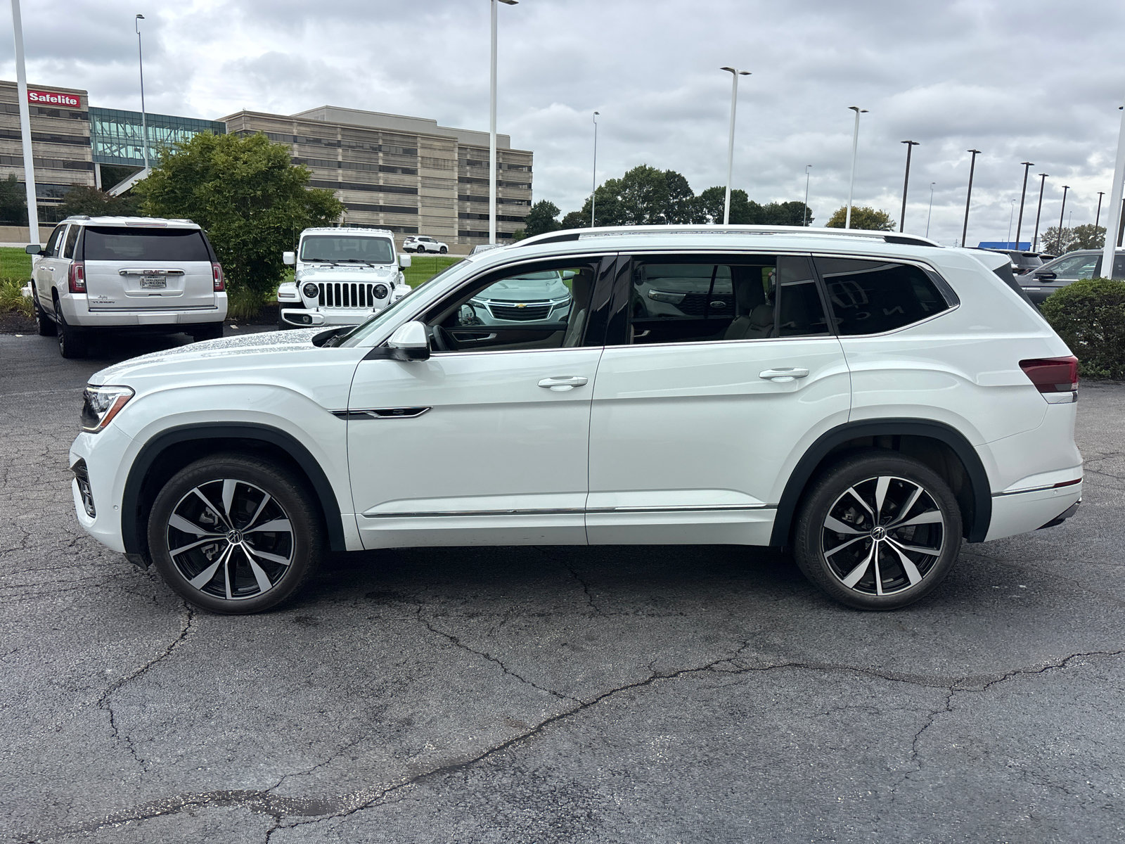 Used 2025 Volkswagen Atlas SEL Premium R-Line AWD/4WD image 4
