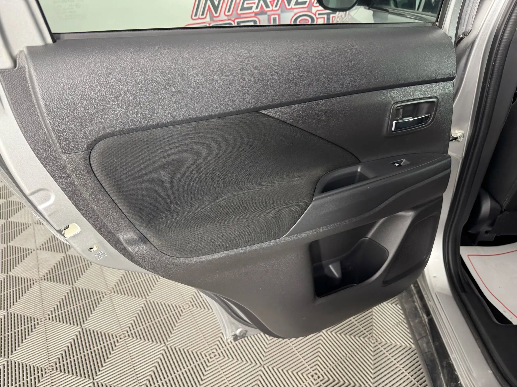 Used 2018 Mitsubishi Outlander ES image 32