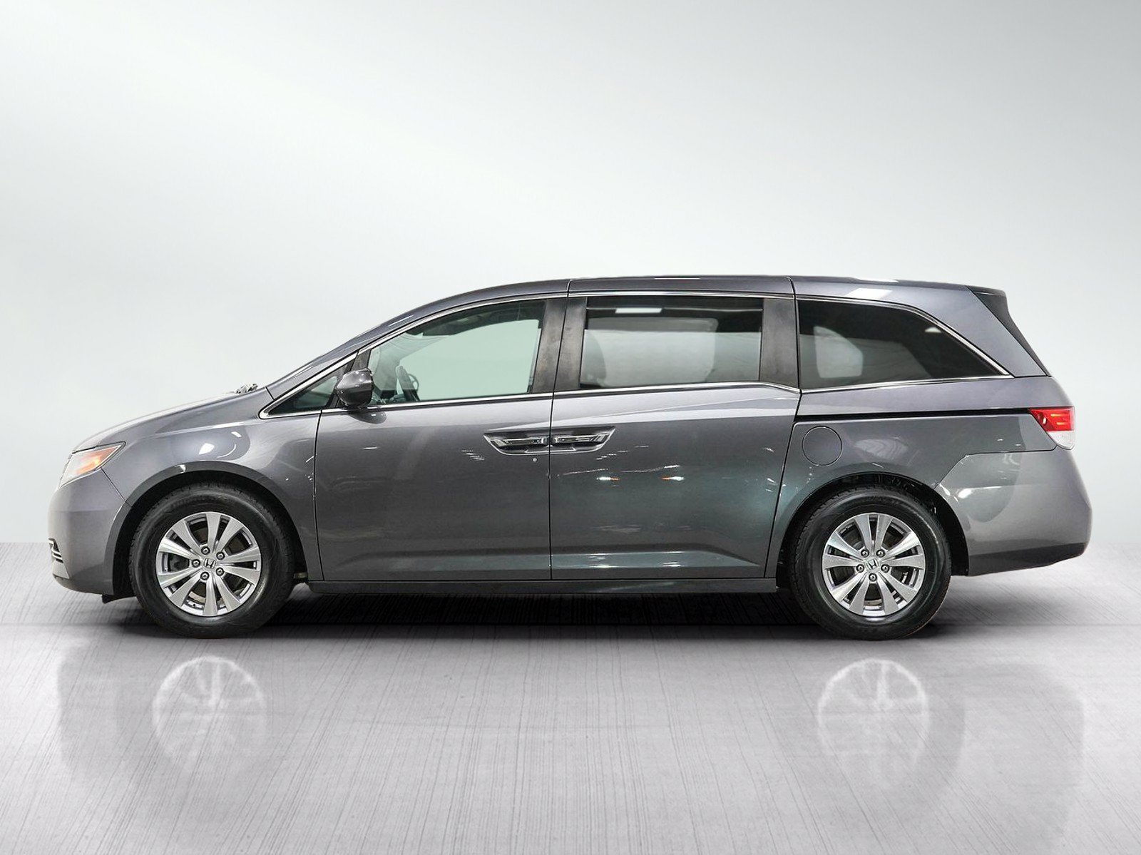 Used 2016 Honda Odyssey SE image 2