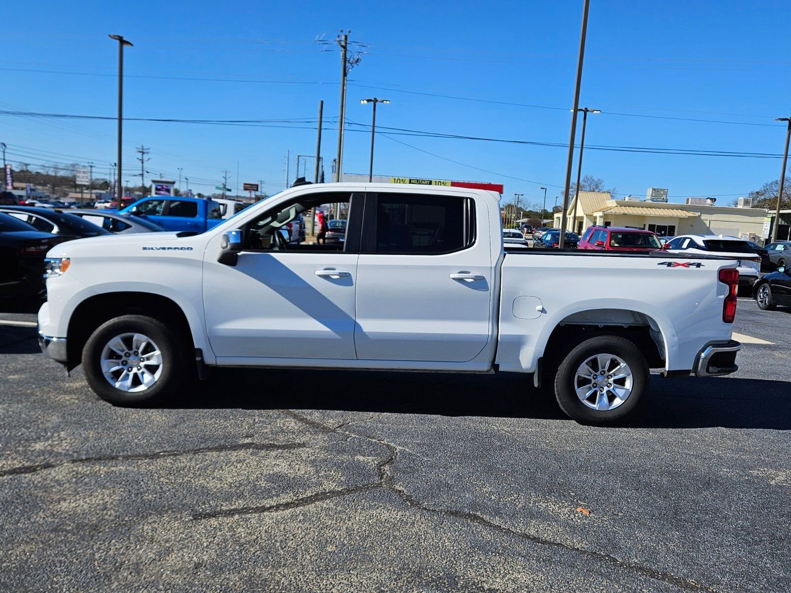 Used 2025 Chevrolet Silverado 1500 LT image 4
