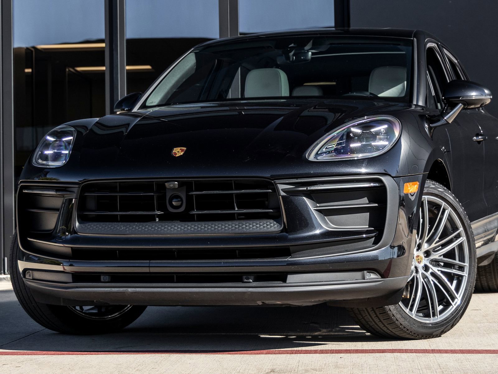 Certified 2023 Porsche Macan image 7