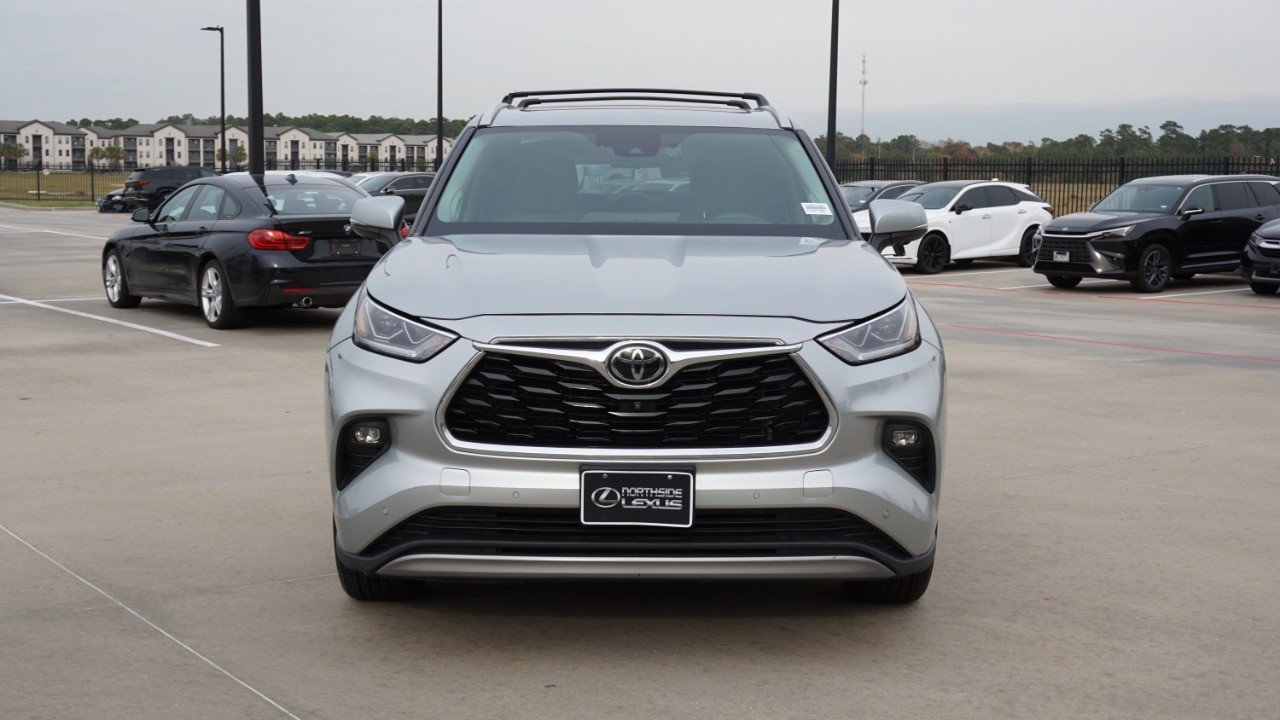 Used 2023 Toyota Highlander Platinum image 2