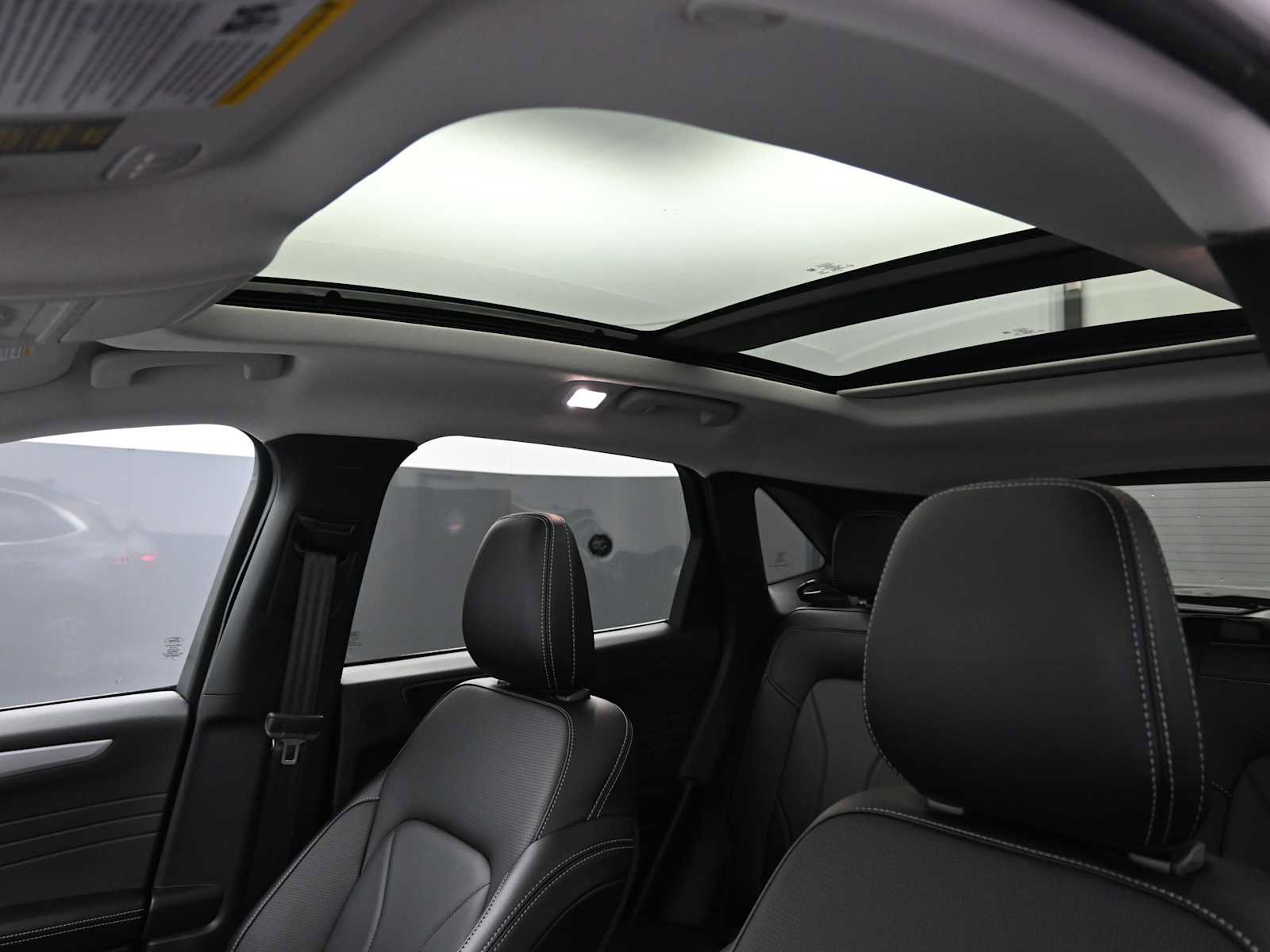 Used 2025 Ford Escape SE w/ PHEV Premium Package image 25