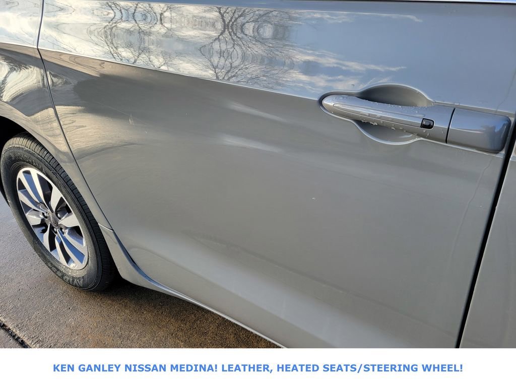 Used 2023 Chrysler Pacifica Touring-L image 14