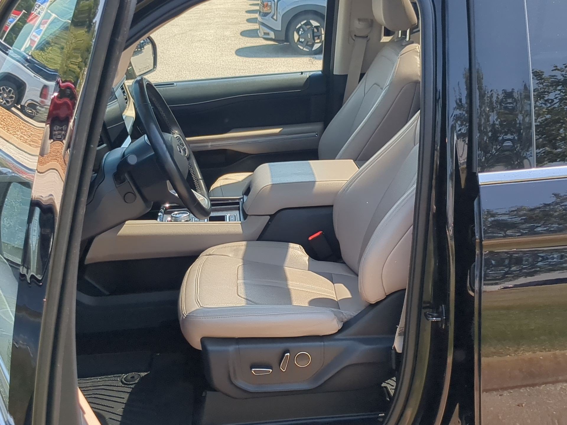 Used 2023 Ford Expedition Max Limited RWD image 11