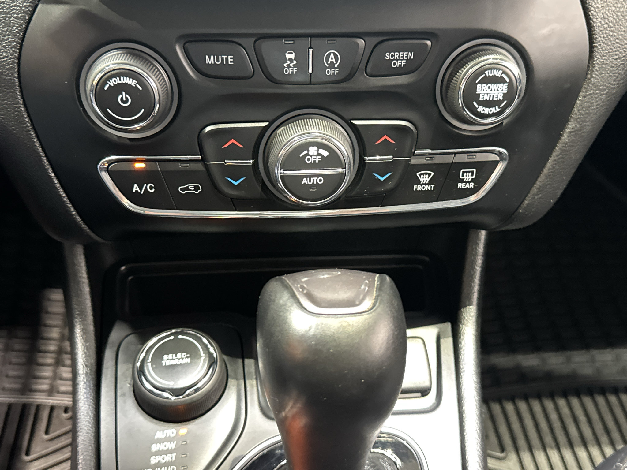 Used 2019 Jeep Cherokee Limited w/ Technology Group AWD/4WD image 31
