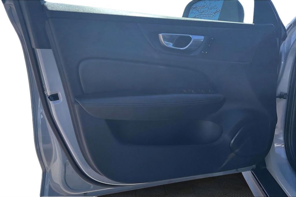 Used 2024 Volvo V60 B5 Cross Country Plus image 20