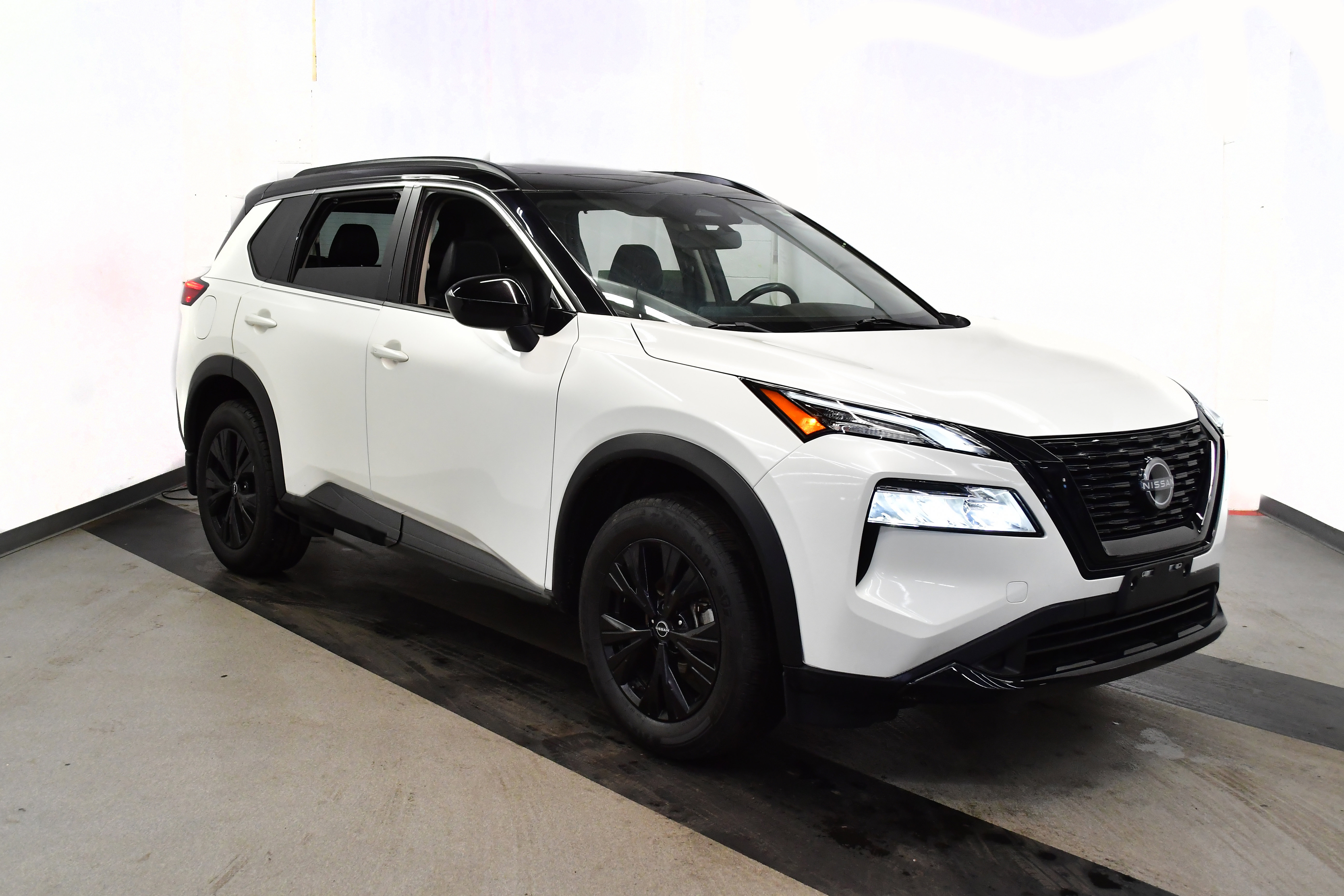 Used 2023 Nissan Rogue SV w/ SV Premium B Package image 18