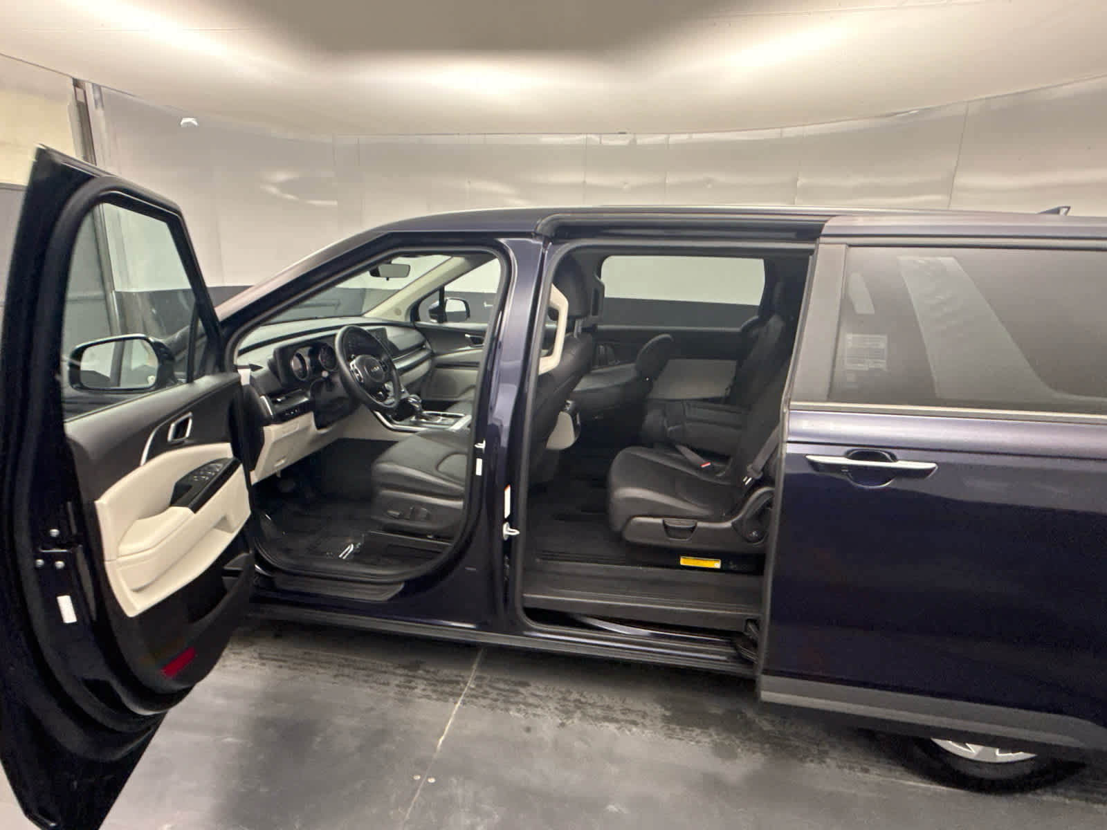 Used 2022 Kia Carnival LX FWD image 67