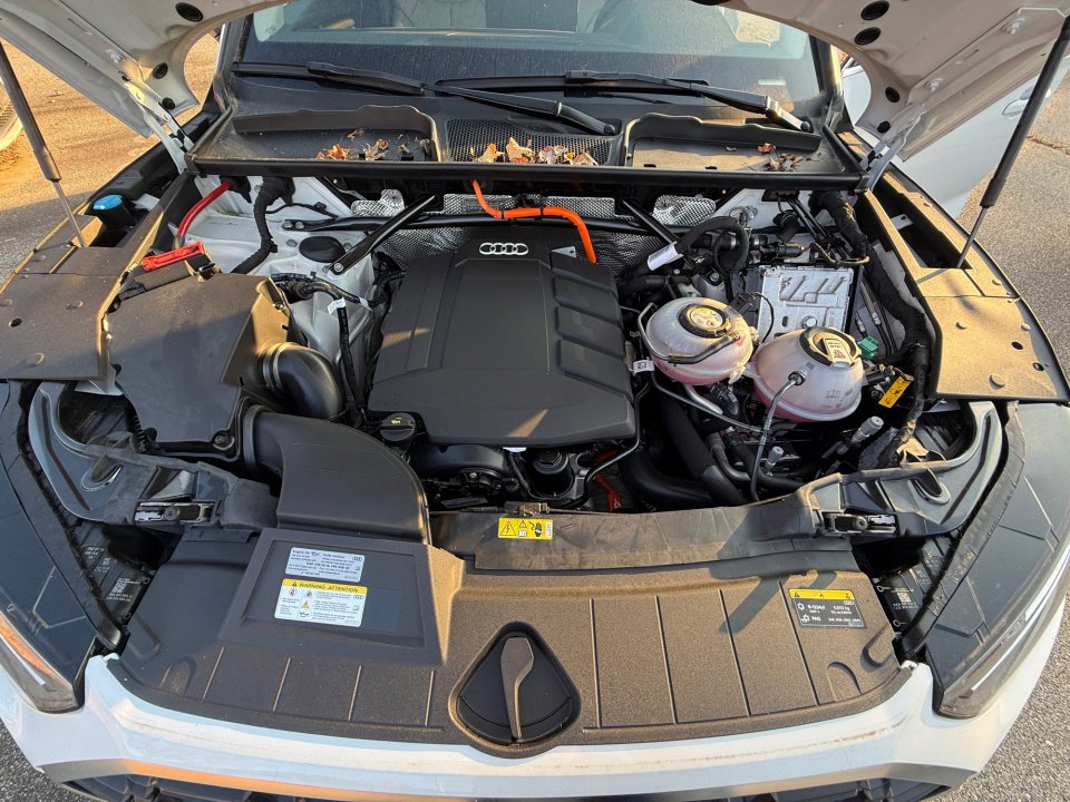 Used 2024 Audi Q5 e Premium w/ Convenience Package image 16