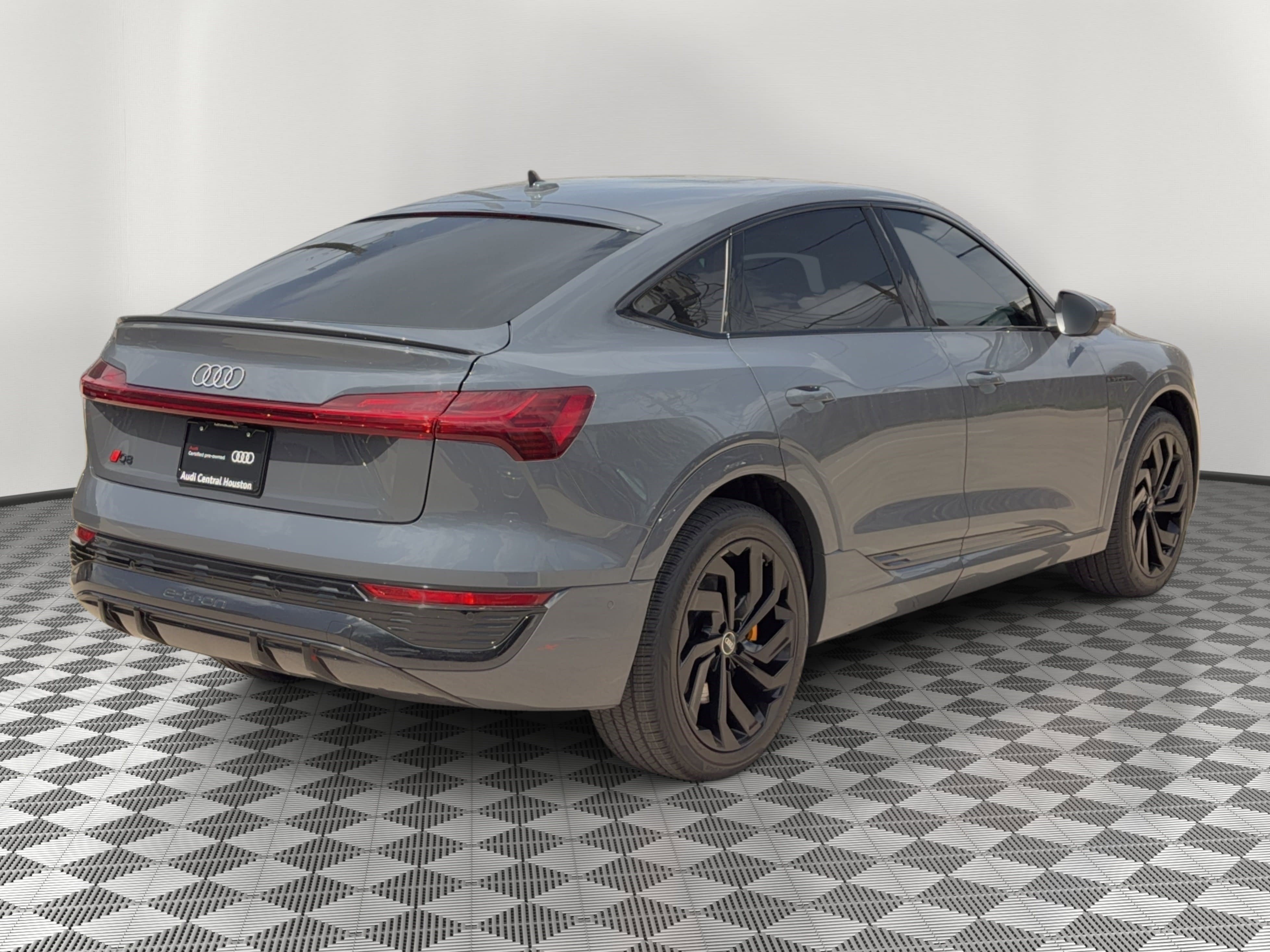 Used 2024 Audi Q8 e-tron Premium Plus w/ Premium Plus Package image 9