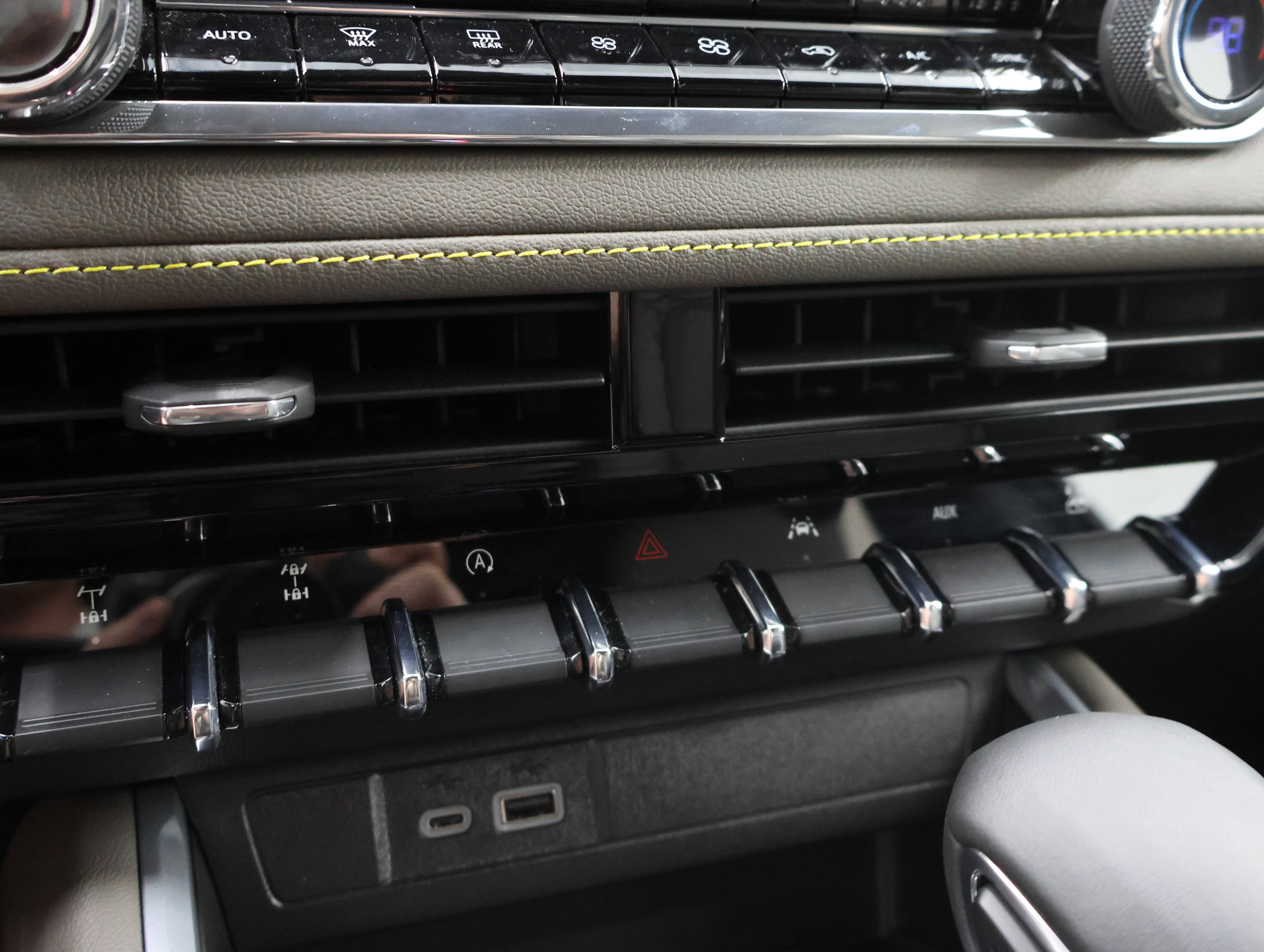 Used 2023 Chevrolet Colorado ZR2 w/ ZR2 Convenience Package III AWD/4WD image 48