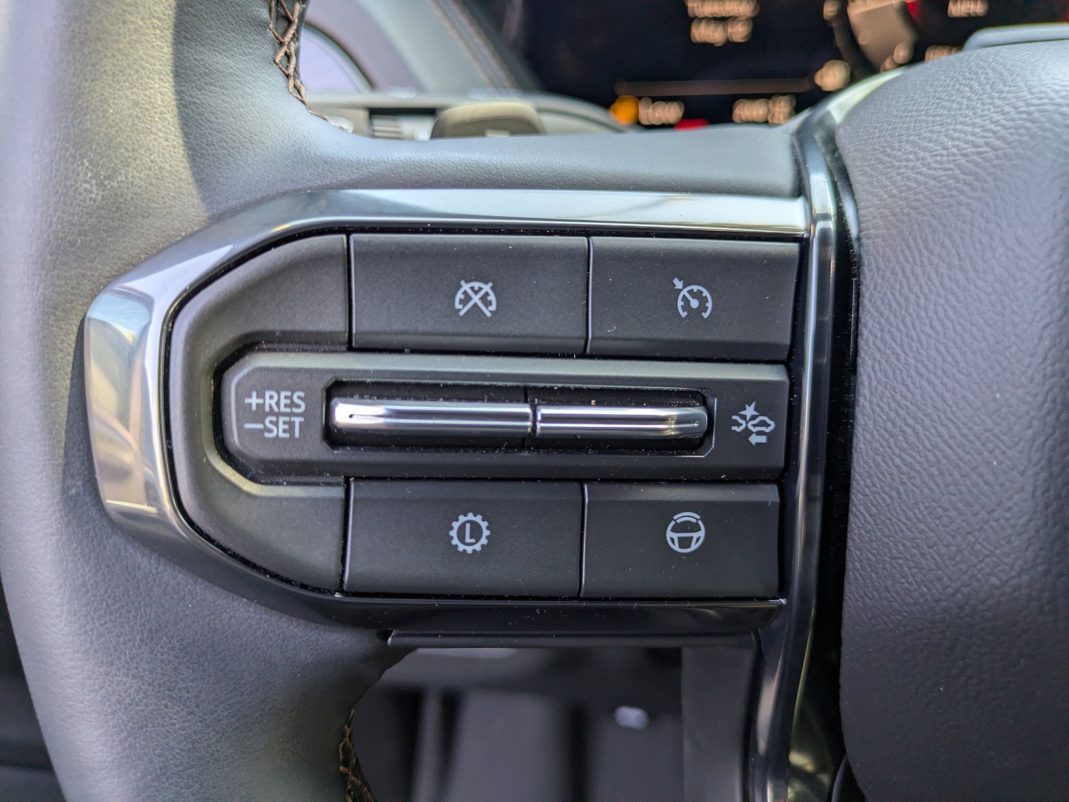 Certified 2025 GMC Yukon XL AT4 w/ AT4 Premium Plus Package AWD/4WD image 18