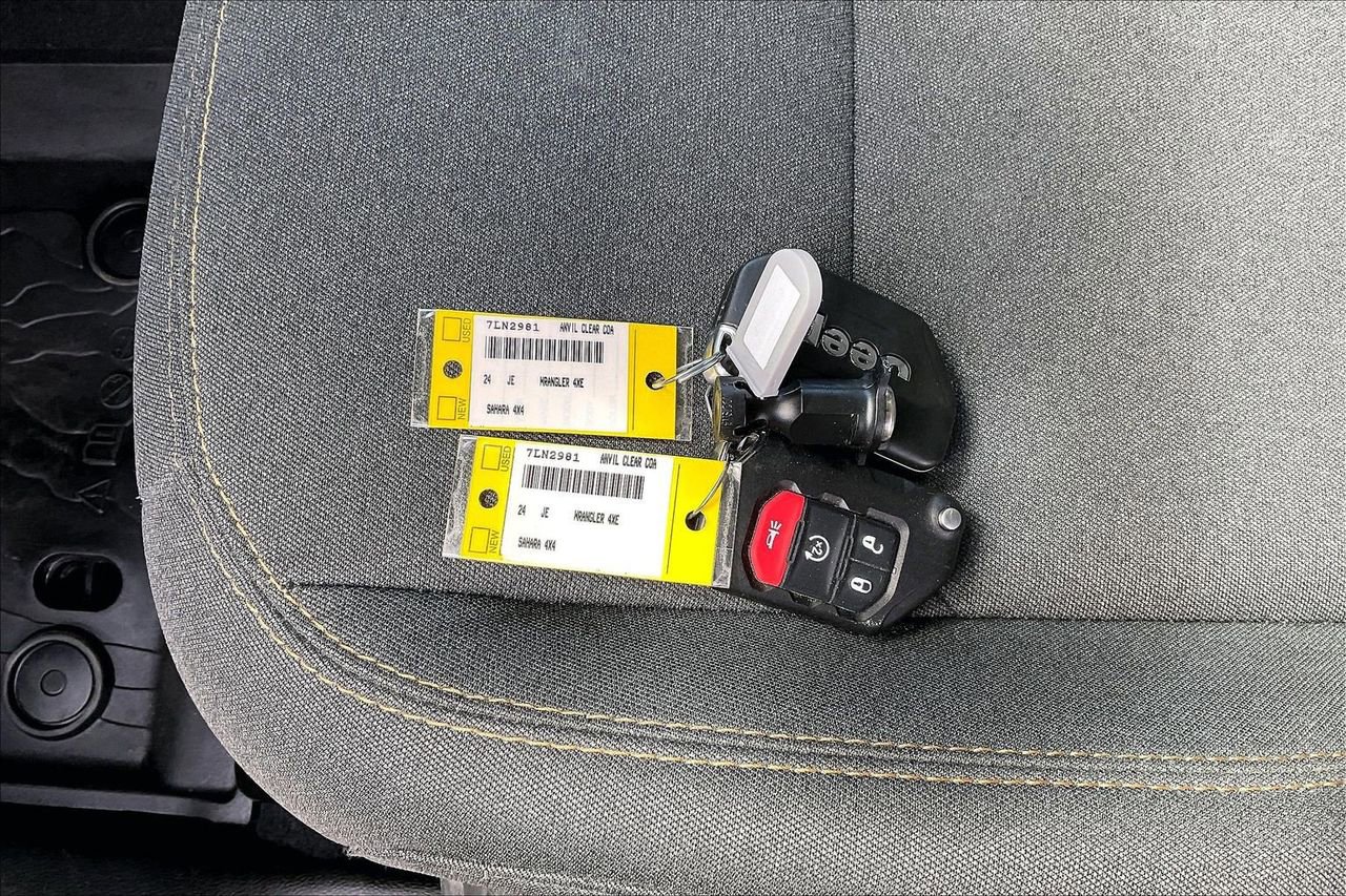 Used 2024 Jeep Wrangler Unlimited Sahara image 31