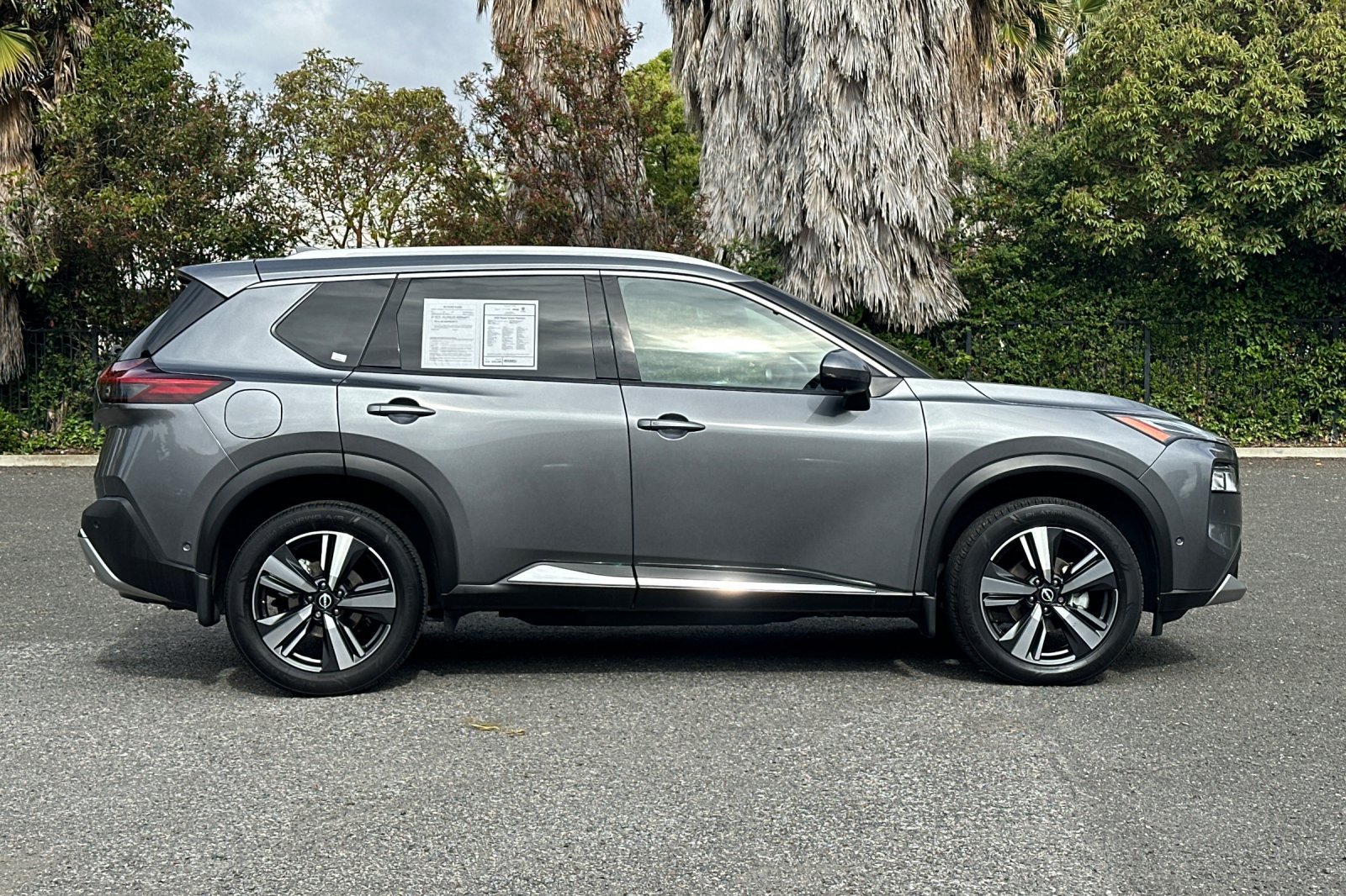 Used 2023 Nissan Rogue Platinum w/ Platinum Premium Package FWD image 2