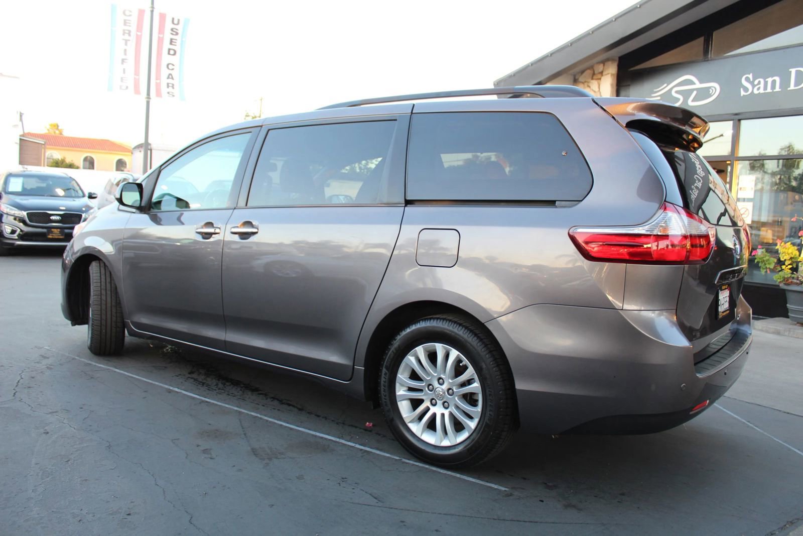 Used 2015 Toyota Sienna XLE w/ XLE Navigation Package FWD image 3